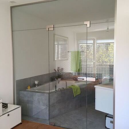 Ganzglastrennwand mit Tür